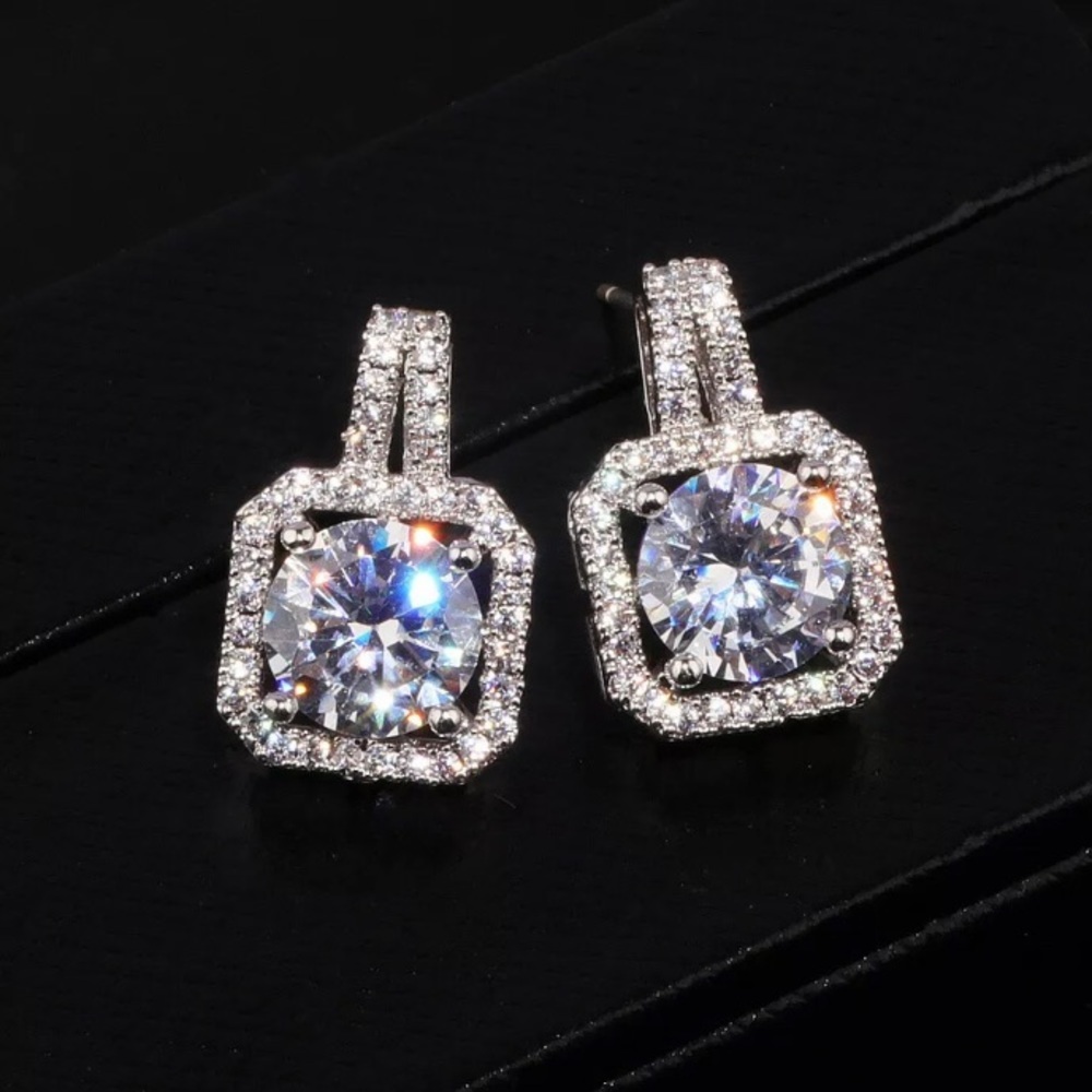 ¥ NEW WHITE SAPPHIRE STERLING SILVER STUD EARRINGS - Picture 2 of 5